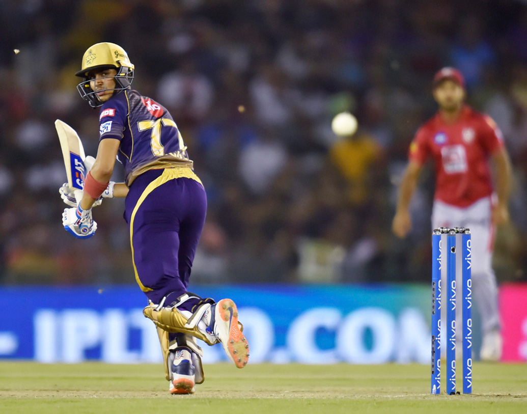 ক্রিস লিন দারুণ একটা শুরু করলেও ম্যাচের আসল নায়ক কিন্তু শুভমন। ঘরের মাঠে ৪৯ বলে অপরাজিত ৬৫ করলেন ফ্রন্টফুট, ব্যাকফুট দুয়েতেই শক্তিশালী তরুণ। পাঁচটি চার ও দু’টি ছক্কা-সহ ইনিংসকে রাজকীয় বললে ভুল হবে না।