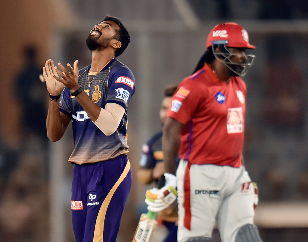 দুই ওপেনারকেই ফিরিয়ে দিল কেকেআরের নতুন পেসার সন্দীপ ওয়ারিয়র। কেরলের এই পেসারের হাতে গতি আছে, সেই গতিই প্যাভিলিয়নে ফিরিয়ে দিল রাহুলদের।