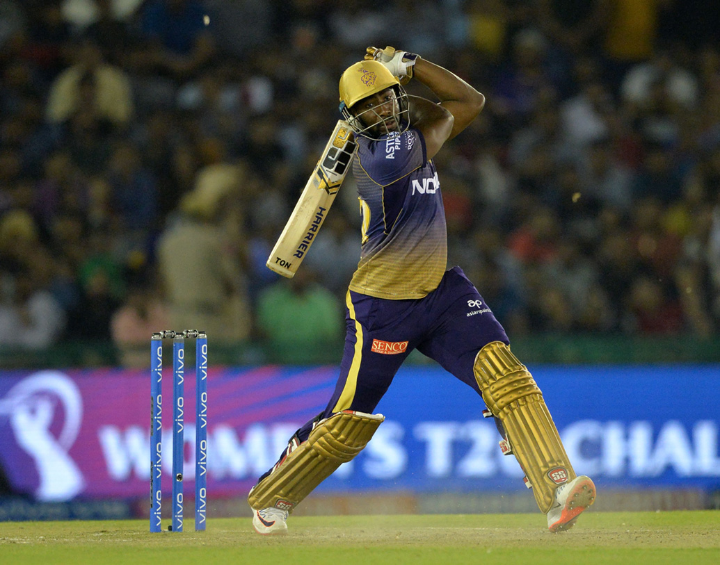 চারে খেলতে নেমে ১৪ বলে ২৪ রান করে দলকে খানিকটা এগিয়ে দিয়েছিলেন রাসেল।