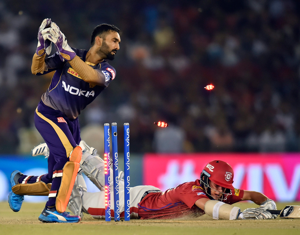 অধিনায়ক দীনেশ কার্তিক ফের ভরসা দিলেন। দীনেশ কার্তিকও ৯ বলে ২১ রানের ক্যামিওতে মাতিয়ে দিলেন।