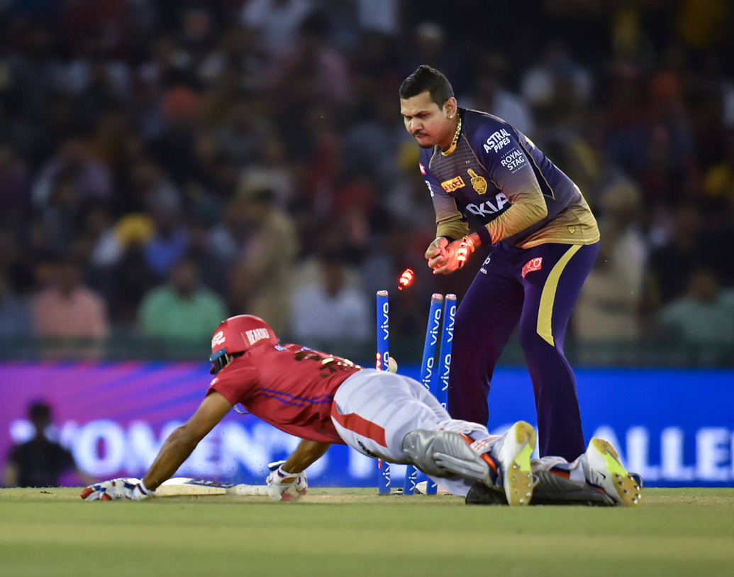 চতুর্থ ওভারে বল করতে এসে মাত্র চার রান দেন নারাইন।এ দিন তিনি কেকেআরের বোলারদের মধ্যে তুলনামূলকভাবে সফল হয়েছেন।