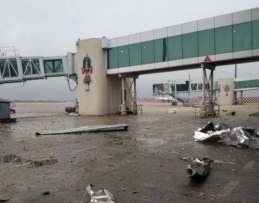 শুক্রবার ভুবনেশ্বর থেকে ৩৯টি উড়ান বাতিল করা হয়। শনিবার দুপুর ১টা নাগাদ বিমান পরিষেবা চালু হতে পারে বলে জানা যাচ্ছে।