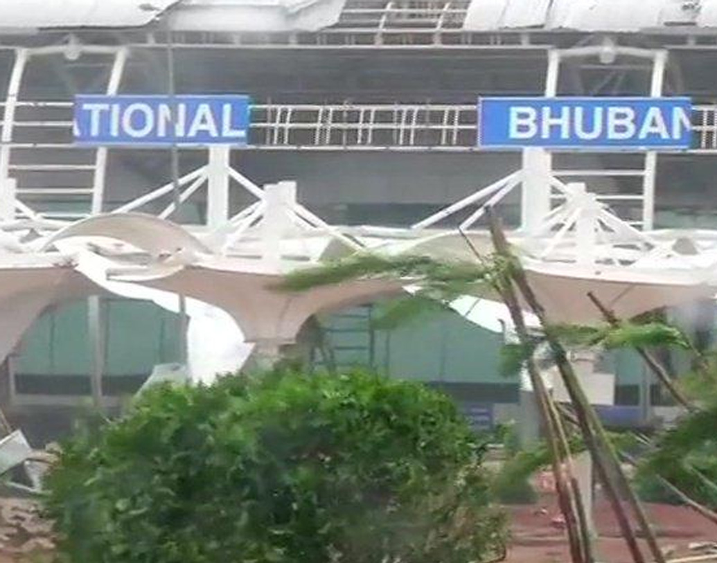 বিমানবন্দরে ঢোকায় রাস্তায় হোর্ডিং-সহ একাধিক কাঠামো ভেঙে পড়েছে। পরে তা পে লোডার দিয়ে সরিয়ে ফেলা হয়।