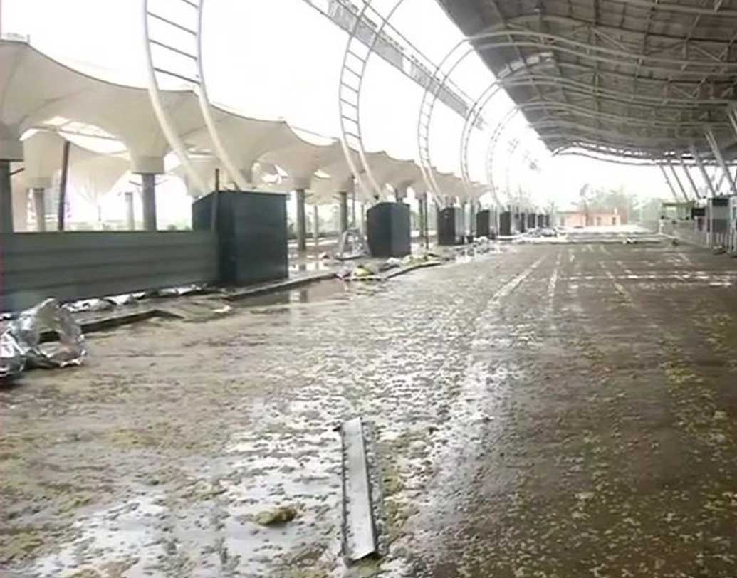 শুক্রবার সকাল ১১টা থেকে সওয়া ১১টা নাগাদ ভুবনেশ্বর বিমানবন্দরে ফণীর দাপট ছিল সবচেয়ে বেশি।