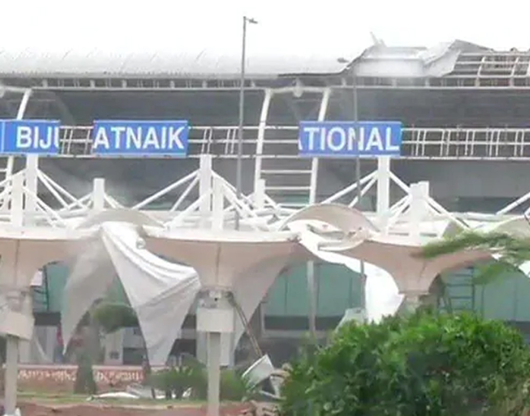 বিমানবন্দরের নামের হোর্ডিংয়ের অংশও ভেঙে গিয়েছে অনেক জায়গায়।