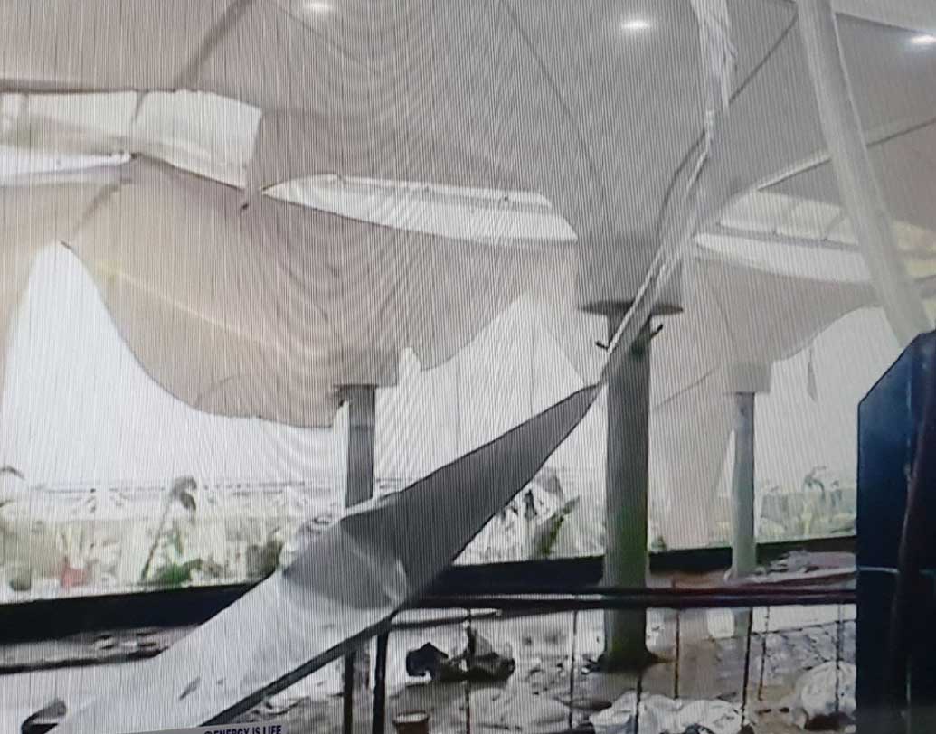 ঝড়ের দাপটে বিমানবন্দরের কয়েকটি ঘরের ছাদ ও ভিতরেও একাধিক জায়গা ভেঙে গিয়েছে।