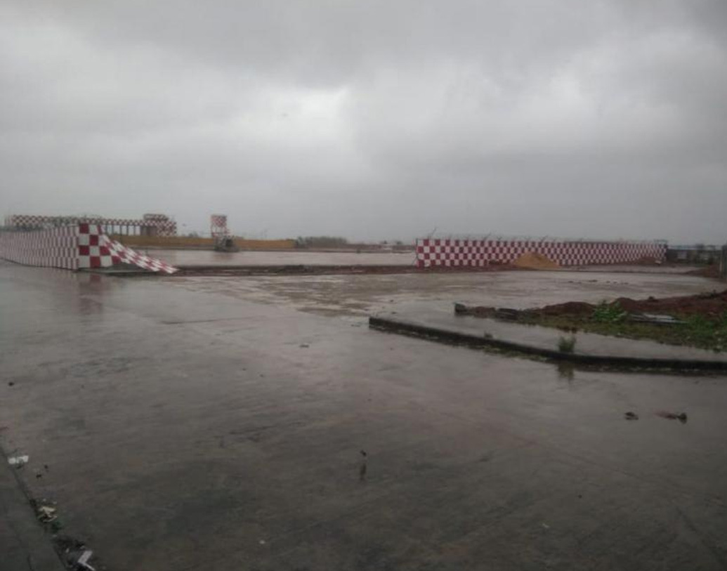 বিমানবন্দর চত্বরে একাধিক গাছ উপড়ে পড়ে ফণীর দাপটে। বন্ধ হয়ে যায় বিমানবন্দরের ভিতরে চলার রাস্তা। ভুবনেশ্বর বিমানবন্দর দেশের মধ্যে ১৩তম ব্যস্ত বিমানবন্দরের স্থান পেয়েছে। সেই বিমানবন্দরই ফণীর দাপটে বিধ্বস্ত হয়ে পড়ে।