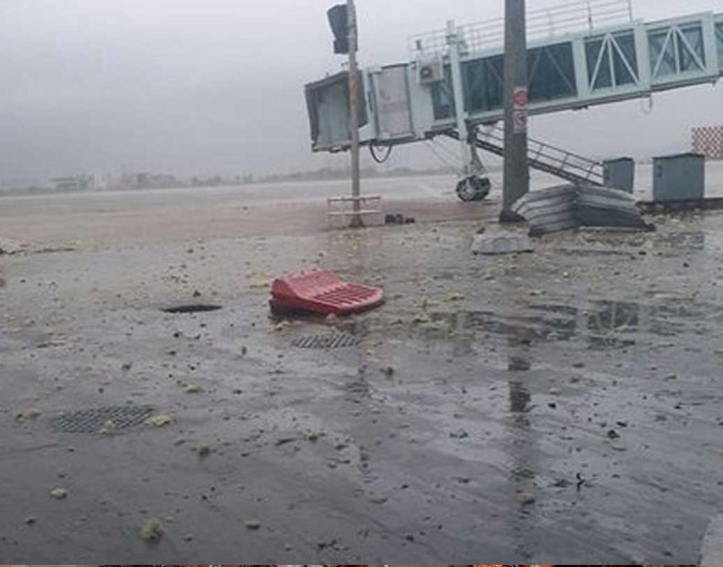 প্যাসেঞ্জার টার্মিনাল বিল্ডিং মারাত্মক ক্ষতিগ্রস্ত হয়েছে, ছাদ ও দেওয়ালের অংশ ভেঙে পড়েছে বলে একটি টুইট বিবৃতিতে জানিয়েছে ওড়িশা সরকার।