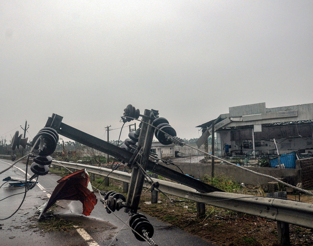 মোবাইল টাওয়ার উপড়ে ওড়িশার বিস্তীর্ণ এলাকার সঙ্গে বাকি বিশ্বের যোগাযোগ বিচ্ছিন্ন হয়ে পড়েছে। ছবি: রয়টার্স।
