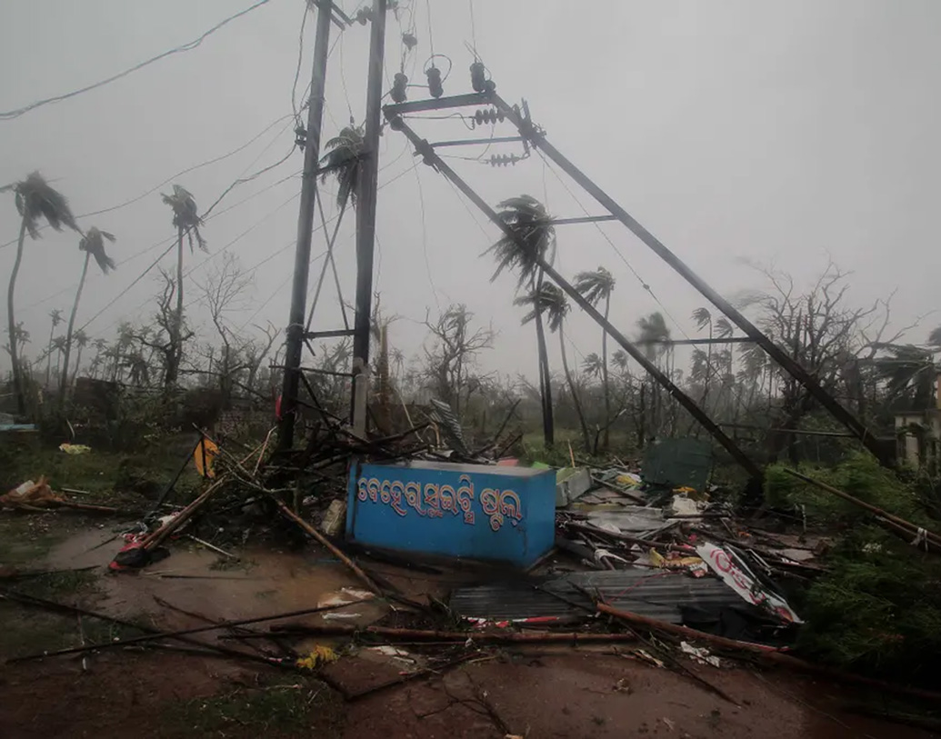প্রবল বেগে ঘূর্ণির মতো হাওয়া বইছিল সকাল থেকেই। গাছগুলো অসম্ভব বেগে দুলছিল। সঙ্গে সোঁ সোঁ আওয়াজ, তারপরই তাণ্ডব শুরু করে ফণী। ফণীর দাপটে সব মিলিয়ে আট জনের মৃত্যুর খবর এসেছে।