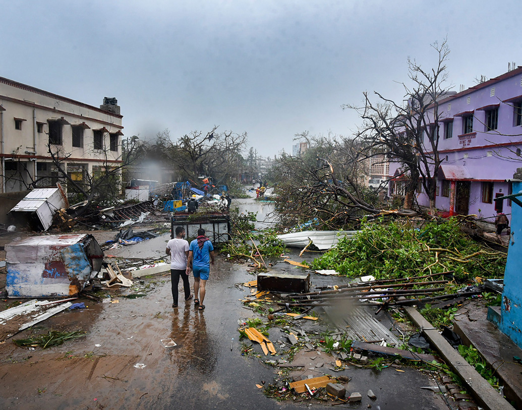 জগন্নাথ মন্দিরের সামনের রাস্তার দোকানপাট মারাত্মক ক্ষতিগ্রস্ত হয়েছে ঝড়ের দাপটে।