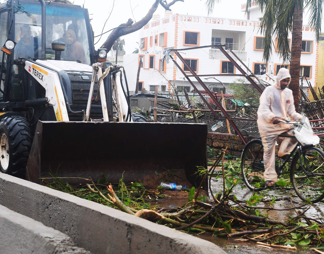 খুরদা রোডের বিভিন্ন এলাকায় মোবাইল ও বিদ্যুতের টাওয়ার, হোর্ডিং ভেঙে পড়ে, উপড়ে যায় বিদ্যুতের খুঁটি।