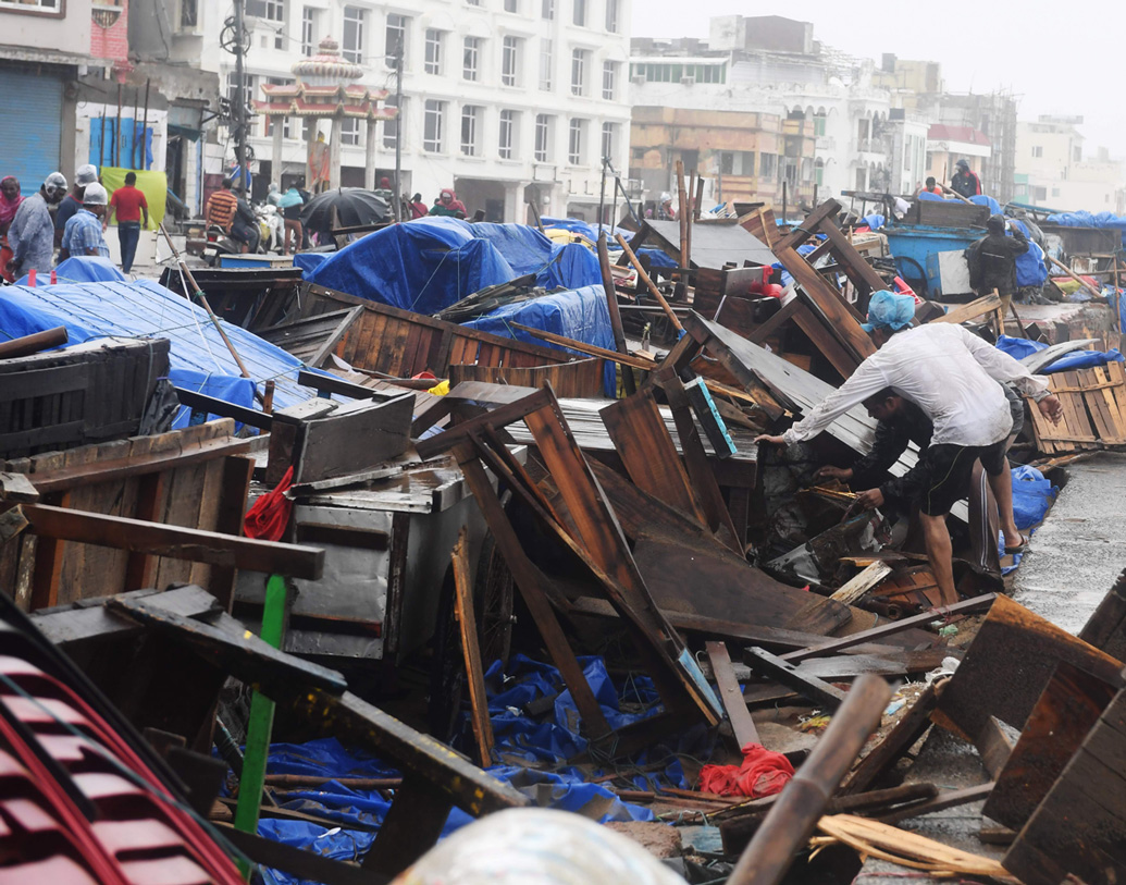 একের পরে এক বিদ্যুতের খুঁটি উপড়ে পড়া, যাবতীয় কাঠ-বাঁশের কাঠামো ভেঙে মাটিতে গুঁড়িয়ে যায় ফণীর ছোবলে। খেলনার মতো চেয়ার-টেবিল বাতাসে ভাসতে-ভাসতে বহু দূরে উড়ে গিয়েছে, এমন ছবিও ধরা পড়েছে।