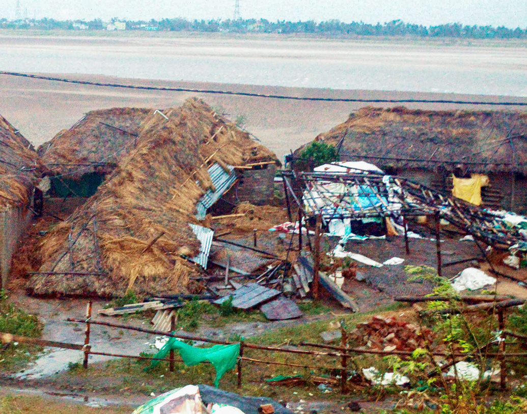 কাচের যাবতীয় দরজা-জানালা ভেঙে চুরমার হয়ে যায় শহরাঞ্চলের বাড়িগুলিতে। গ্রামাঞ্চলের বাড়িগুলিতে প্রভাব ছিল আরও মারাত্মক।