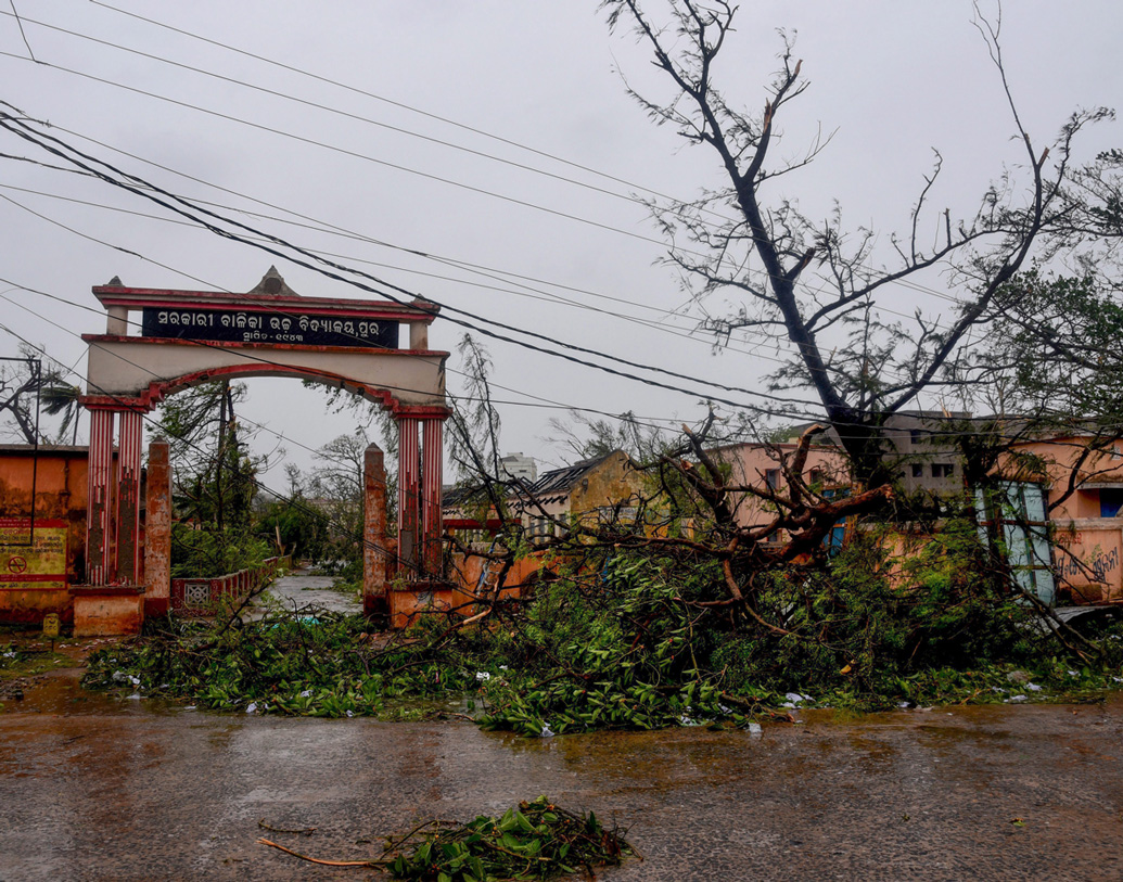 পুরী-কটকের রাস্তায় মোবাইলের টাওয়ারগুলো যেন কেউ খেলনার মতো ফেলে দিয়েছে রাস্তায়। গাছও উপড়ে পড়েছে সেই সঙ্গে।