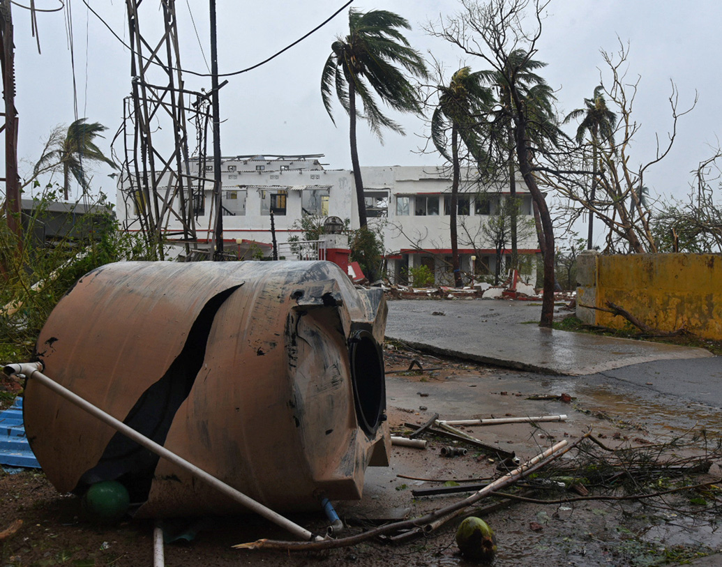 ইটের বড় চাঙড় উড়ে এসে পড়েছে গাড়িতে। সর্বত্র শুধু ধ্বংসস্তূপের চিত্র ধরা পড়েছে এ দিন।