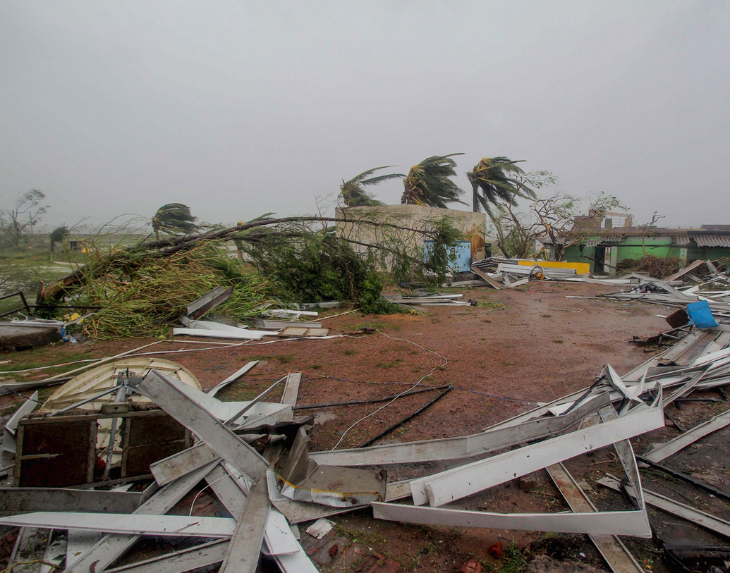 মন্দিরের সামনে বিশাল চওড়া যে গ্র্যান্ড রোড ধরে জগন্নাথ-সুভদ্রা-বলরামের রথ বেরোয়, সেই রাস্তা জুড়েও ছড়িয়ে রয়েছে ছেঁড়া ফ্লেক্স আর কাঠকুটোর টুকরো, ভাঙা টিনের চালা।