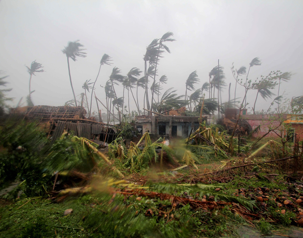 কটকের বেশির ভাগ রাস্তায় ব্যানার, হোর্ডিং, খুঁটি কিছুই আর আস্ত ছিল না। গ্রামে মাটির বাড়িগুলি একেবারে গুঁড়িয়ে গিয়েছে।