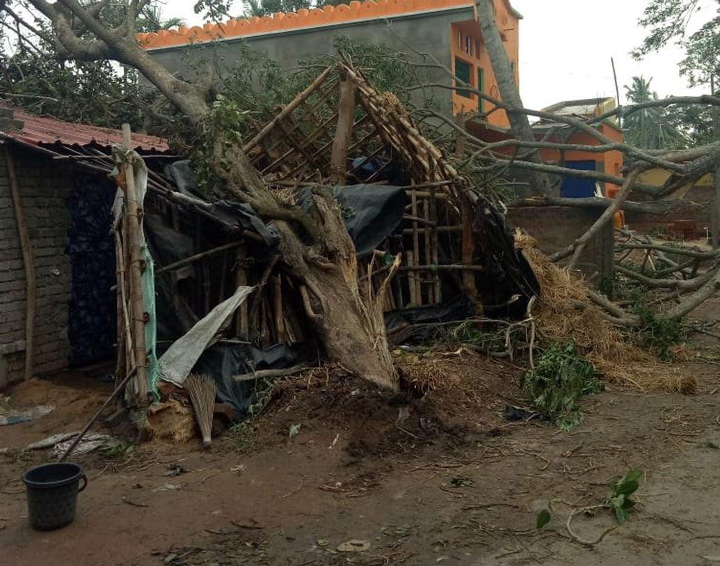 ওড়িশার বলরামপুরেও মারাত্মক ক্ষয়ক্ষতি হয়েছে। ক্ষতিগ্রস্ত হয়েছে জনজীবন।