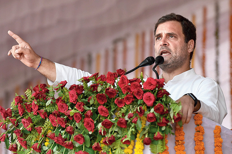 প্রচার: মধ্যপ্রদেশের রেওয়ায় রাহুল গাঁধী। শুক্রবার। পিটিআই