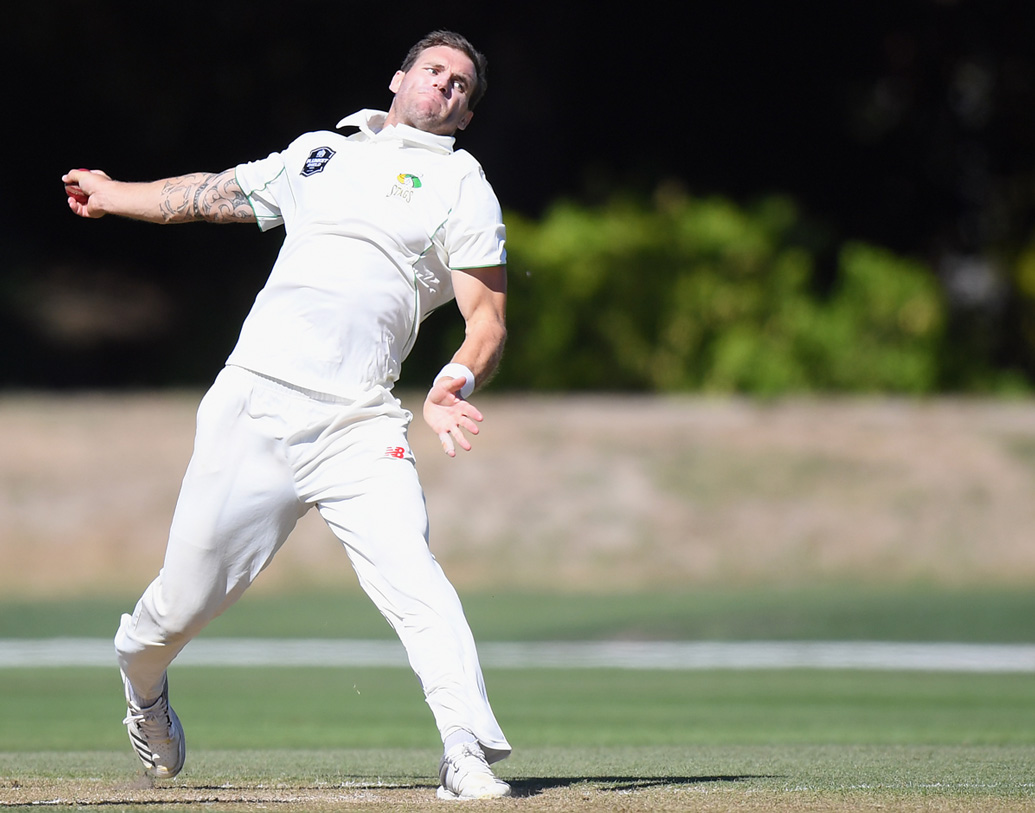 নিউজিল্যান্ডের অলরাউন্ডার ডউগ ব্রেসওয়েল ২০১২ সালে খেলেন দিল্লি ক্যাপিটালসে। ৪ ওভার বল করেন, ৩২ রানে ৩ উইকেট নেন। প্যাভিলিয়নে ফেরান বিরাট কোহালিকে। কিন্তু অদ্ভুত ভাবে বাদ পড়েন দল থেকে। আর কখনও ফিরে আসেননি আইপিএলে।