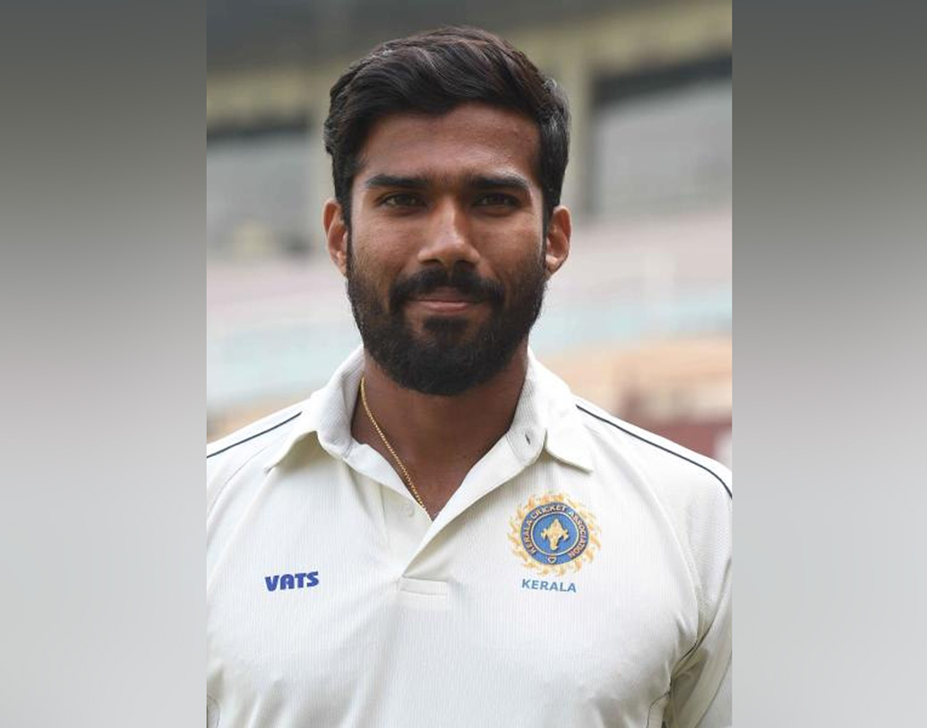 ১৬ বছর বয়সে পরিবার ফিরে আসে কেরলে। খেলার সঙ্গে চলতে থাকে পড়াশোনাও। বিজ্ঞান নিয়ে দ্বাদশ শ্রেণির পরীক্ষায় পাশও করলেন। ২০১২-২০১৩ সালে তিনি প্রথম শ্রেণির ক্রিকেট খেলতে শুরু করলেন। গোয়ার বিরুদ্ধে মালাপ্পুরমে কেরলের হয়ে দারুন খেললেন।