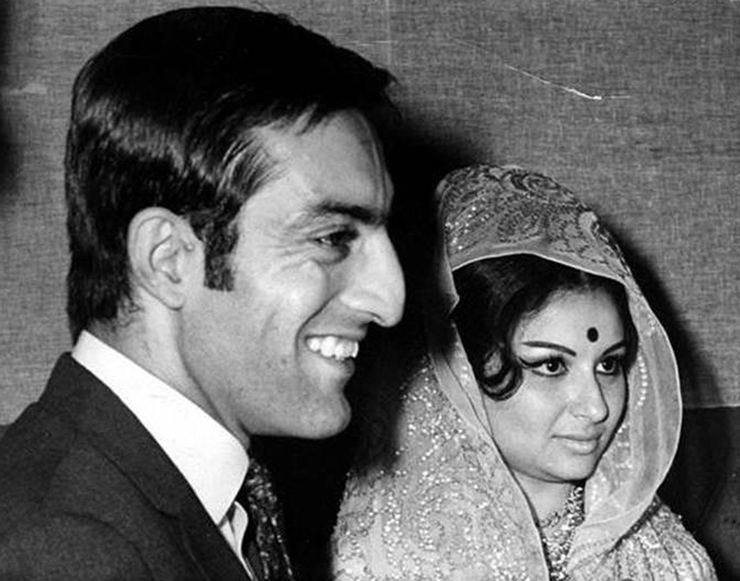 টাইগার পটৌডীর সঙ্গে শর্মিলার আলাপ হয় একটি ক্রিকেট ম্যাচে। ১৯৬৫ সাল। ভারতীয় ক্রিকেট দলের ক্যাপ্টেন তখন নবাব পটৌডী। আর শর্মিলা বলিউডের গ্ল্যামার কুইন।