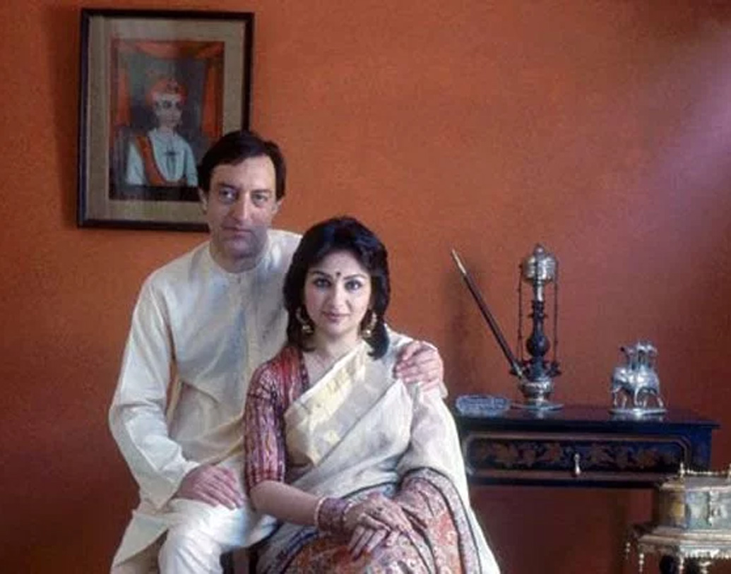 দিল্লিতে সেই ম্যাচ দেখতে এসেছিলেন শর্মিলা। ম্যাচের পর একটা পার্টিতে আলাপ হয় দু’জনের। দু’জনেই সাক্ষাৎকারে বলেছিলেন, শর্মিলা খুব একটা যে ক্রিকেট বুঝতেন এমনটা নয়, এ দিকে টাইগারও খুব বেশি শর্মিলার ছবি দেখেননি।