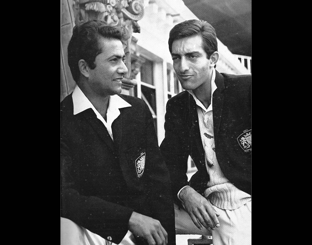 দু’জন সংবেদনশীল, বুদ্ধিমত্তাসম্পন্ন মানুষের কথা শুরু হল বই নিয়ে। এই বিষয়ে দু’জনের খুব মিল। দু’জনেই বই পড়তে ভালবাসতেন।