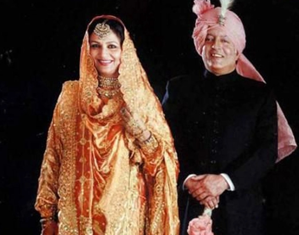 শর্মিলা যদিও বারবার বলেছিলেন, ভিন্ন ধর্মের, ভিন্ন ঐতিহ্যের পরিবারের সঙ্গে বিয়ে হওয়ায় পোশাক, খাবারদাবার, রুচি নিয়ে অনেক নতুন দরজা খুলে গিয়েছিল তাঁর কাছে।