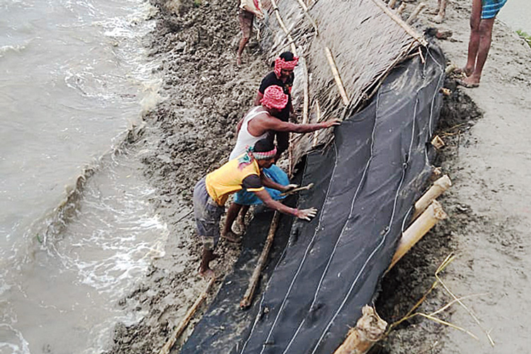 Cyclone Fani: People stayed awake at night to guard the dam in Kultali