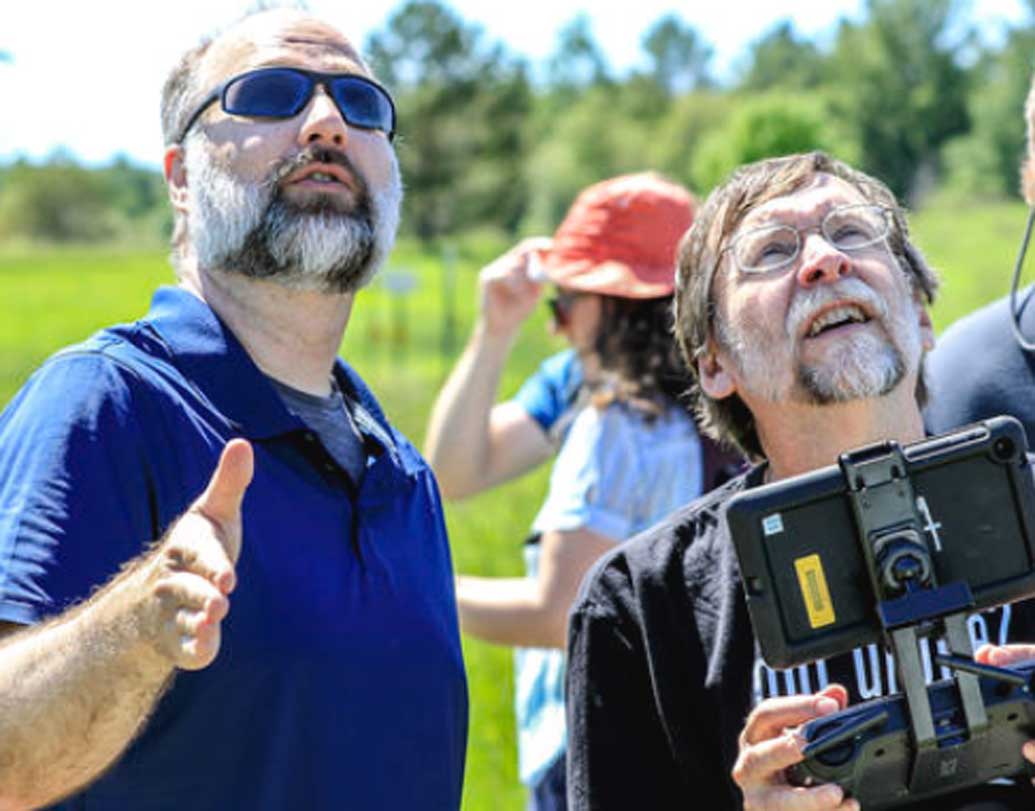 মাইগ্রেশন প্যাটার্ন পর্যালোচনার জন্য বিজ্ঞানীরা দক্ষিণ আমেরিকার টেনেসির এক ঝাঁক ওয়ার্বলারের উপর পরীক্ষা চালাচ্ছিলেন। তাঁদের অবস্থান জিয়োলোকেটর দিয়ে নজর রাখা হচ্ছিল।