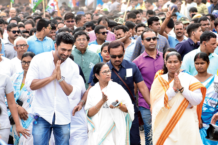 Lok Sabha Election 2019: Mamata Banerjee walked in Kharagpur for Election campaign