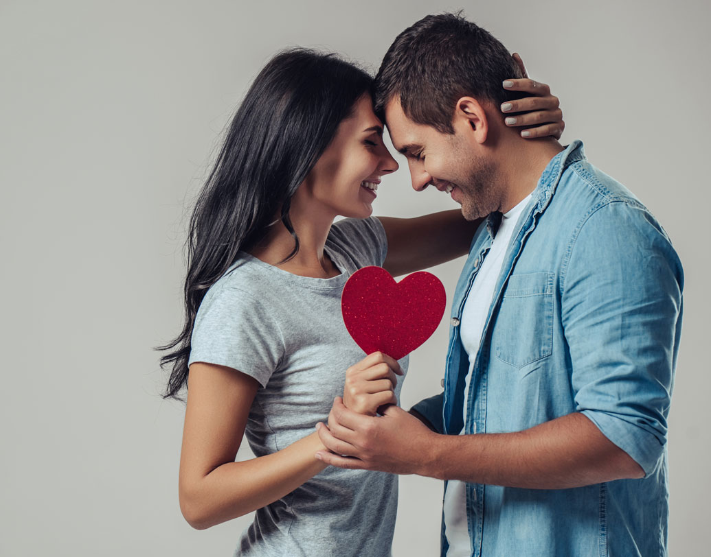 দেশ-বিদশের নানা সমীক্ষা বলছে, বেশির ভাগ মানুষের মনেই ঘাপটি মেরে থাকে অন্য আর একজনের প্রতি টান। সেই টানে কেউ কেউ সম্পর্ক পর্যন্ত গড়ান, কেউ বা সমাজের ভয়ে ঢোঁক গেলেন ওখানেই। কিন্তু কেন এমন হয়? কী বলছে বিজ্ঞান?