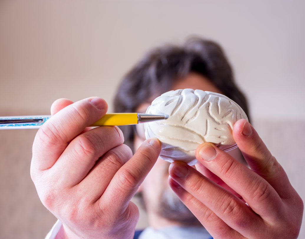 মনোবিজ্ঞানের মতে, প্রত্যেকটি মানুষই বিভিন্ন পৃথক বৈশিষ্ট্যযুক্ত হন। এক জন মানুষের মধ্যে সবটুকু পছন্দের বৈশিষ্ট্য যে মিলবেই, এমন নয়। তাই ভাল লাগার কোনও গুণ বা স্বভাব থেকে প্রেম বা ভালবাসার অনুভূতি দু’জনের প্রতিই জন্মাতে পারে। পিটুইটারি গ্রন্থি ও ফিল গুড হরমোনরাই এর জন্য দায়ী।