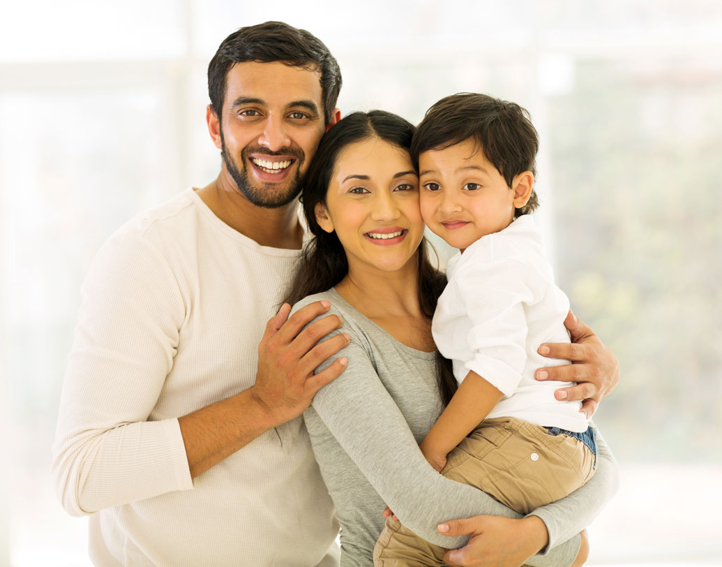 এ প্রসঙ্গে মনোবিদ অনুত্তমা বন্দ্যোপাধ্যায়ের মতে, ‘‘জন্মের শুরু থেকেই এক সঙ্গে দু’জনকে অর্থাৎ মা-বাবাকে ভালবাসে মানুষ। কাজেই একসঙ্গে দু’জনকে ভালবাসার ক্ষমতা তার জন্মগত। কিন্তু যখনই সম্পর্ক বা দাম্পত্যের কথা আসে, তখনই আমরা সতর্ক হয়ে যাই।’’ কেন যাই জানেন?