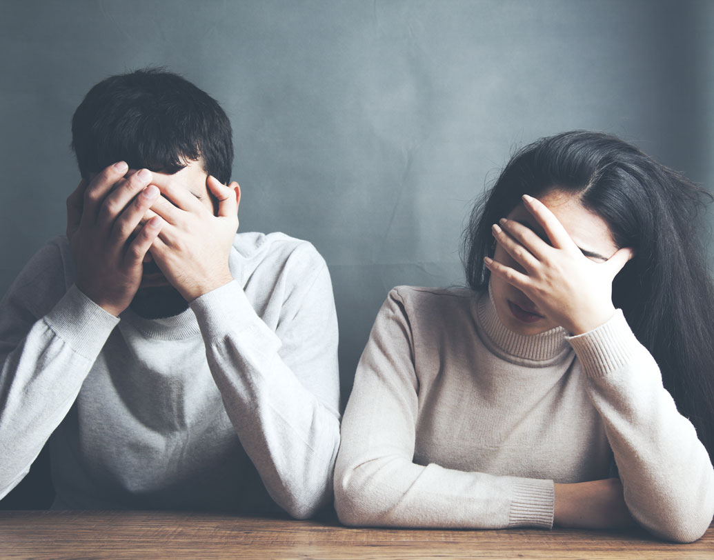 তবে ভালবাসার মধ্যেও রকমফের হয়। কোনওটা দীর্ঘস্থায়ী হয়, কোনওটা কিছুদূর হেঁটেই পথ বদলায়। তাই বুঝে নেওয়া দরকার, কোনটা ক্ষণিকের ভাললাগা আর কোনটা টিকে থাকার মতো অনুভূতি। তবে দুই সঙ্গীকেই দু’টি সম্পর্কে থাকার কথা জানানোর বুকের পাটা পান না অশান্তি আর সমাজের ভয়েই।তাই বেছে নিতে হয় একজনকে। তৈরি হয় জটিলতা।