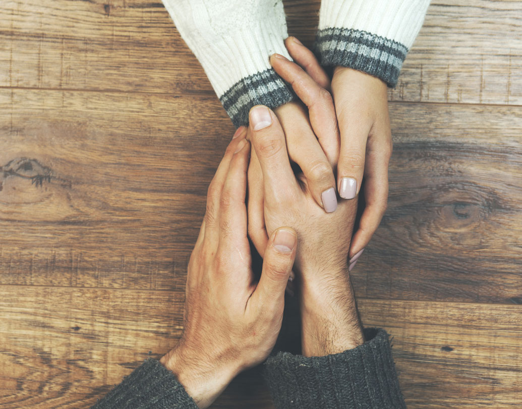 কিছু ভালবাসা হয় ঘরের মতো, যেখানে নিজের মতো করে শ্বাস নেওয়া যায়, মুক্তির স্বাদ আসে। আবার কিছু ভালবাসা হয় সপ্তাহান্তে একবার দেখা পাওয়ার উল্লাসের মতো। আপনার প্রায়োরিটি লিস্টে কোনটা এগিয়ে, এবার সেটা আপনাকেই বিচার করতে হবে। কারণ দিনের শেষে প্রয়োজন মেটানোর হাত এগিয়ে এলে সেটাকে আগলে নিলে জটিলতা এড়ানো যায় বলেই মনোবিদদের মত।