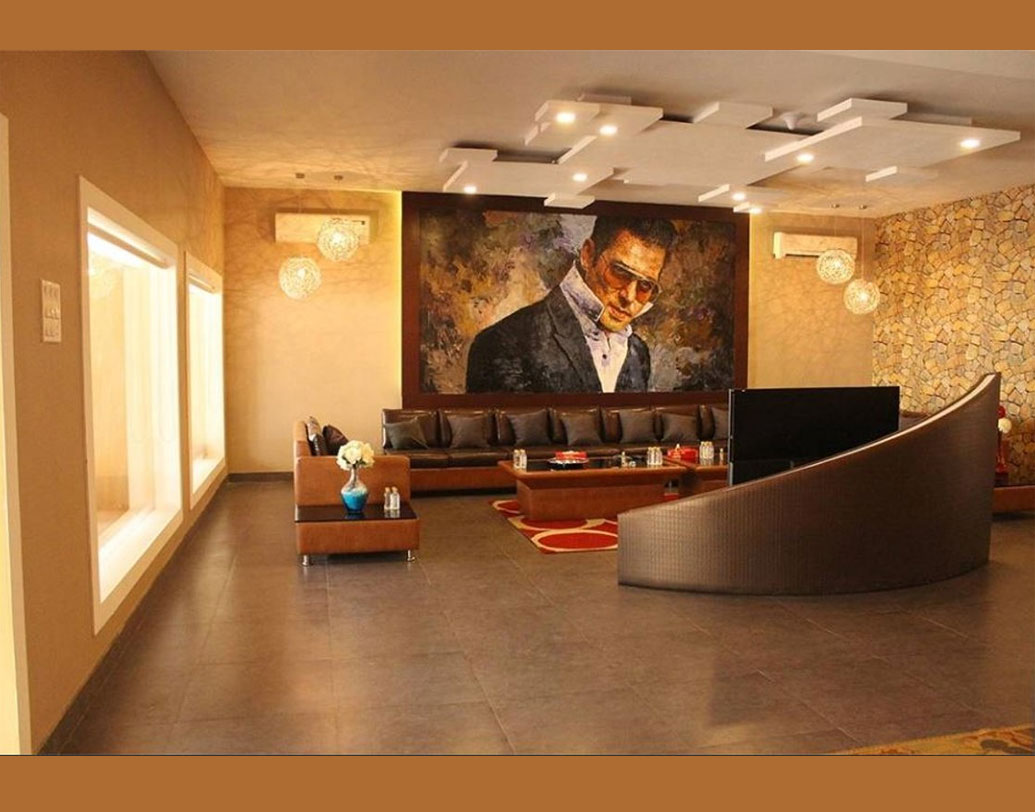 সলমন খানের ফ্যান? মুম্বই যাচ্ছেন? উত্তরগুলো ‘হ্যাঁ’ হলে এক বার ঢুঁ মারতে মারেন বান্দ্রা ওয়েস্ট-এ। সমুদ্রের ধারঘেঁষা বাইরামজি জিজিভয় রোডে দেখা হয়ে যেতে পারে সল্লু ভাইয়ের সঙ্গেও। কেননা সেখানে গ্যালাক্সি অ্যাপার্টমেন্টের দুটো ফ্ল্যাটে থাকেন তিনি। দোতলায় মা-বাবা আর একতলা সলমন। সলমনের খোলামোলা ফ্ল্যাটের দামটাও জেনে নিন—১৬ কোটি টাকা!