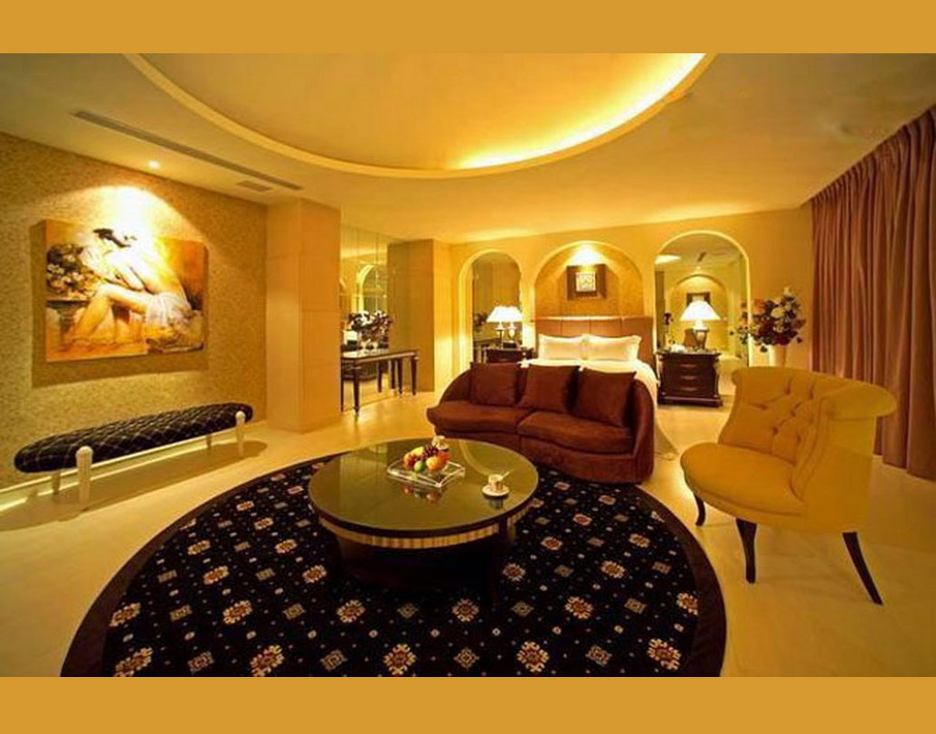 হরিবংশ রাই বচ্চন ও তেজি বচ্চনের ছেলের ছোটবেলা কেটেছে মুম্বইয়ের ‘প্রতীক্ষা’-য়। পাঁচটি বাংলোর মালিক সেই মানুষটি সপরিবার থাকেন জুহুর বাংলো ‘জলসা’য়। নিশ্চয়ই বুঝেছেন তিনি কে? বলিউড শাহেনশা অমিতাভ বচ্চনই সে বাংলোর মালিক। ‘সত্তে পে সত্তা’-য় অভিনয়ের জন্য পরিচালক রমেশ সিপ্পি তা অমিতাভকে উপহার দেন। দাম মোটামুটি ৫০ কোটি টাকা।