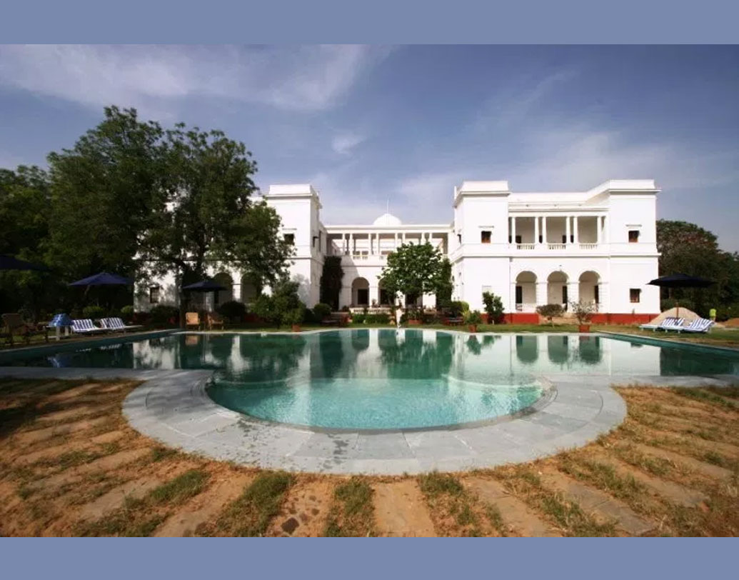 পারিবারিক সূত্রে হরিয়ানায় ‘প়টৌ়ডী প্যালেসে’র মালিক সইফ আলি খান। ১৫০ রুম, সাতটি বেডরুম, একটা বিশাল বড় ড্রয়িং রুম ছাড়াও এতে রয়েছে সাতটি বিলিয়ার্ড রুম। এই প্রাসাদের আনুমানিক মূল্য ৫৫ কোটি টাকা।