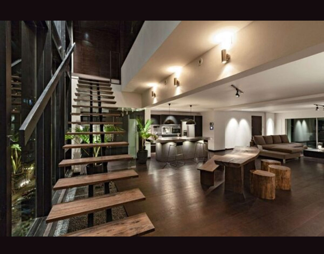 জন আব্রাহাম থাকেন একটি পেন্টহাউসে। নামটাও গালভরা! ‘ভিলা ইন দ্য স্কাই’। জনের ডিজাইনার ভাই অ্যালান এটির মূল কারিগর। দু’টি পুরনো বাড়িকে ভেঙে এই বিশাল পেন্টহাউস গ়ড়েছেন অ্যালান। টু-লেভেল এই অ্যাপার্টমেন্ট রয়েছে একটা চোখজুড়োনো টেরাস। বাজারদর মোটামুটি ৬০ কোটি টাকা!