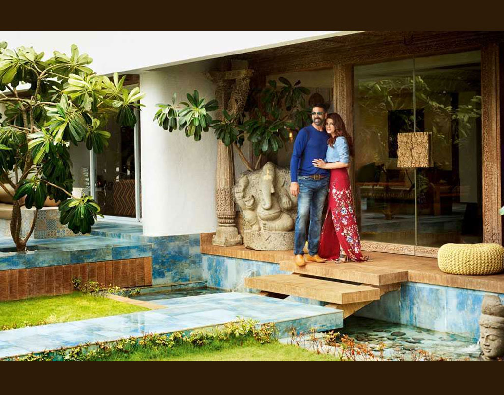 মুম্বইয়ের প্রাইম বিচে রয়েছে অক্ষয় কুমারের বিশাল দোতলা বাংলো। বলিউডে তেমন নামডাক হওয়ার আগেই এই প্লটটি কেনেন অক্ষয়। যে ডিজাইনাররা সইফ আলি খানের বাংলো সাজিয়েছিলেন, তাঁরাই অক্ষয়ের অন্দরের খেয়াল রেখেছেন। বলি-সেলেবদের সবচেয়ে দামি বাংলোদের মধ্যে অন্যতম এই বাংলোটি। এর দাম নাকি প্রায় ৮০ কোটি টাকা!