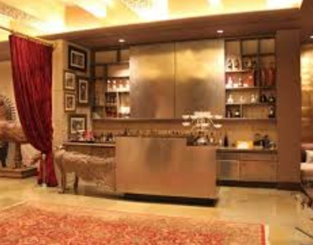 মুম্বইয়ের হরে রাম হরে কৃষ্ণ মন্দিরের কাছেই রয়েছে রাজ কুন্দ্রা ও শিল্পা শেট্টির বিলাসবহুল বাংলো। নাম ‘কিনারা’। দামটা শুনে অনেকেরই মাথা ঘুরে যেতে পারে। এর দাম নাকি ১০০ কোটি টাকা! শিল্পা নিজেই এটি মনের মতো করে সাজিয়েছেন।