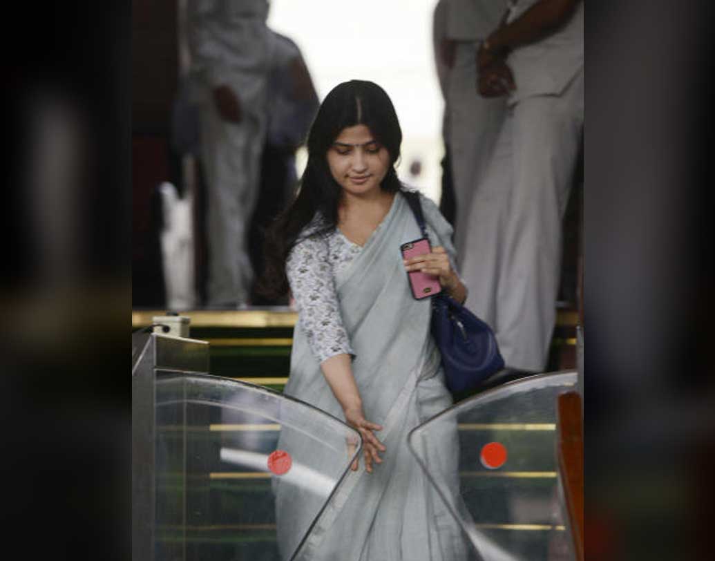 অখিলেশের বেড়ে ওঠার সঙ্গে আকাশ-পাতাল ফারাক ডিম্পলের। তাঁর জন্ম মহারাষ্ট্রের পুণেতে, এক রাজপুত পরিবারে। তিন বোনের মধ্যে মেজ হলেন ডিম্পল রাওয়ত। বাবা সেনা অফিসার, তাই ছোট থেকে কোনও একটি নির্দিষ্ট জায়গায় থাকতে পারেননি তিনি। পুণে, আন্দামান ও নিকোবর দ্বীপপুঞ্জ হয়ে তাঁরা এসেছিলেন লখনউতে।