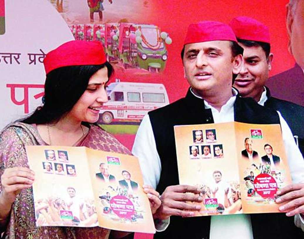 বাবা যখন লখনউতে কর্মরত, তখন এই শহরের লখনউ বিশ্ববিদ্যালয়ে কমার্স নিয়ে ভর্তি হয়েছিলেন ডিম্পল রাওয়াত। এই শহরেই থাকেন অখিলেশ। তাঁদের দেখা লখনউ বিশ্ববিদ্যালয় চত্বরেই। দেখা মাত্রই প্রেম। আর তাঁরা ভবিষ্যতে এক সঙ্গে থাকবেন, সেই সিদ্ধান্ত জানিয়ে দেন নিজেদের পরিবারকে।