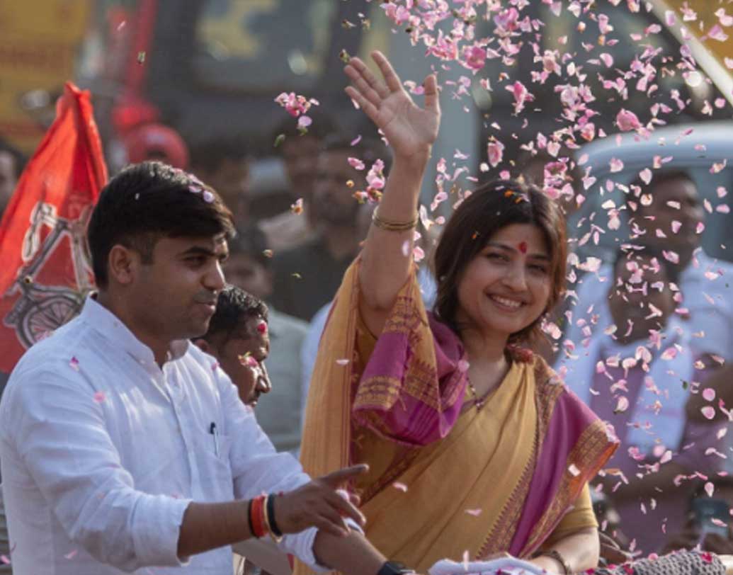 ২০১৪ সালের লোকসভা নির্বাচনে উত্তরপ্রদেশে প্রবল বিজেপি ঝড়ের মধ্যেও নিজের আসনটি ধরে রাখেন ডিম্পল। ফের ভোটে জিতে সাংসদ হন তিনি। রাজনীতিটা সামনে থেকেই করেন ডিম্পল। অন্দরমহল নয়, বিভিন্ন রাজনৈতিক ঝড়ঝাপটায় অখিলেশের পাশে থেকেই ক্রাইসিস ম্যানেজারের দায়িত্ব সামলান ডিম্পল।