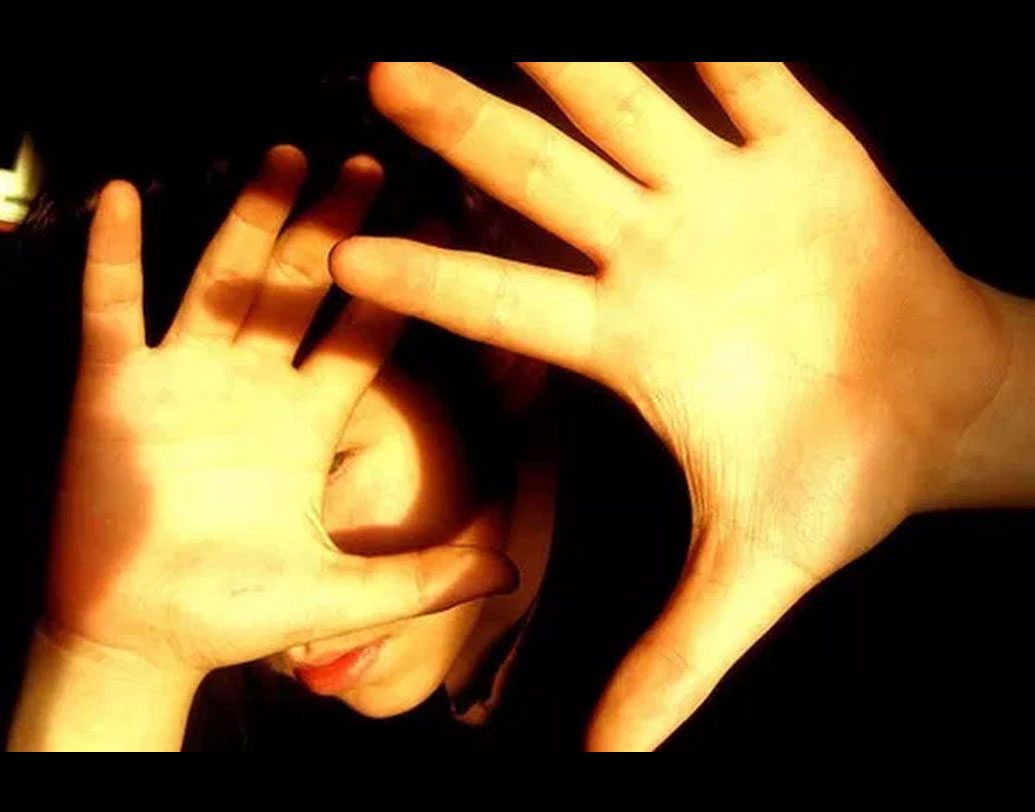 হোলিয়োফোবিয়া। এমন আতঙ্কে ভোগা মানুষজন সূর্যের আলো দেখলেই আঁতকে ওঠেন। শুধু কি সূর্যের আলো! যে কোনও উজ্জ্বল আলো দেখলেই তাঁরা ভয় পান। দিনের বেলা বাইরে বেরতেও ভয় পান এঁরা। যদিও বা দিনের আলোয় বাইরে বার হন, তবে গা-ঢাকা জামাকাপড় পড়েন, যাতে সূর্যের আলো না লাগে।