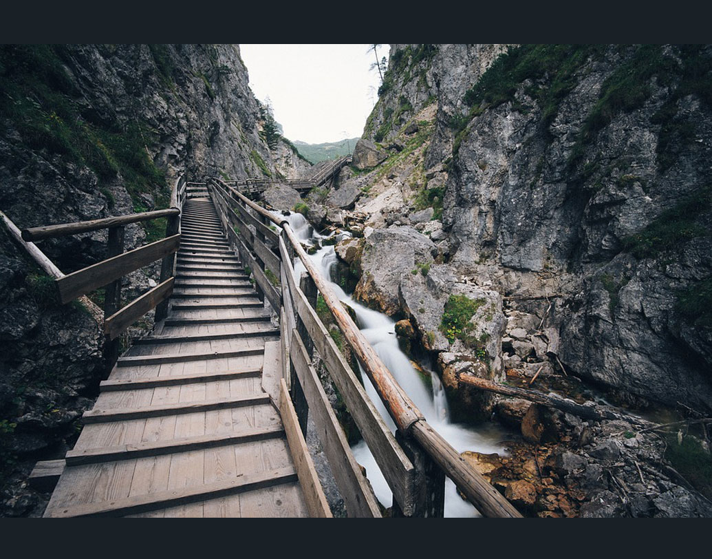 যে কোনও ধরনের ব্রিজ থেকেই দূরে থাকেন এঁরা। কারণ, জিফাইরোফোবিয়ায় ভোগা এমন মানুষজনের আতঙ্ক হল ব্রিজ। ফলে, ব্রিজ রয়েছে এমন রাস্তাই এড়িয়ে চলেন এ ধরনের মানুষজন। ব্রিজের উপর দিয়ে গাড়ি চালানো, হাঁটা একেবারেই না-পসন্দ এঁদের।