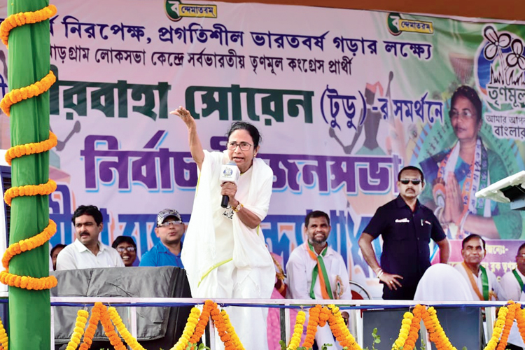 Lok Sabha Election 2019: Mamata Banerjee again forgot candidate's surnam